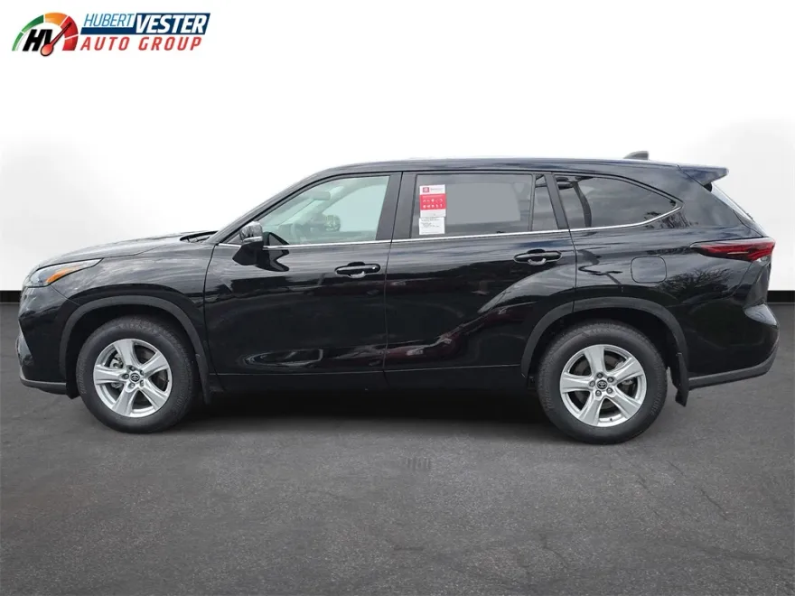 2025 Toyota Highlander LE photo 1