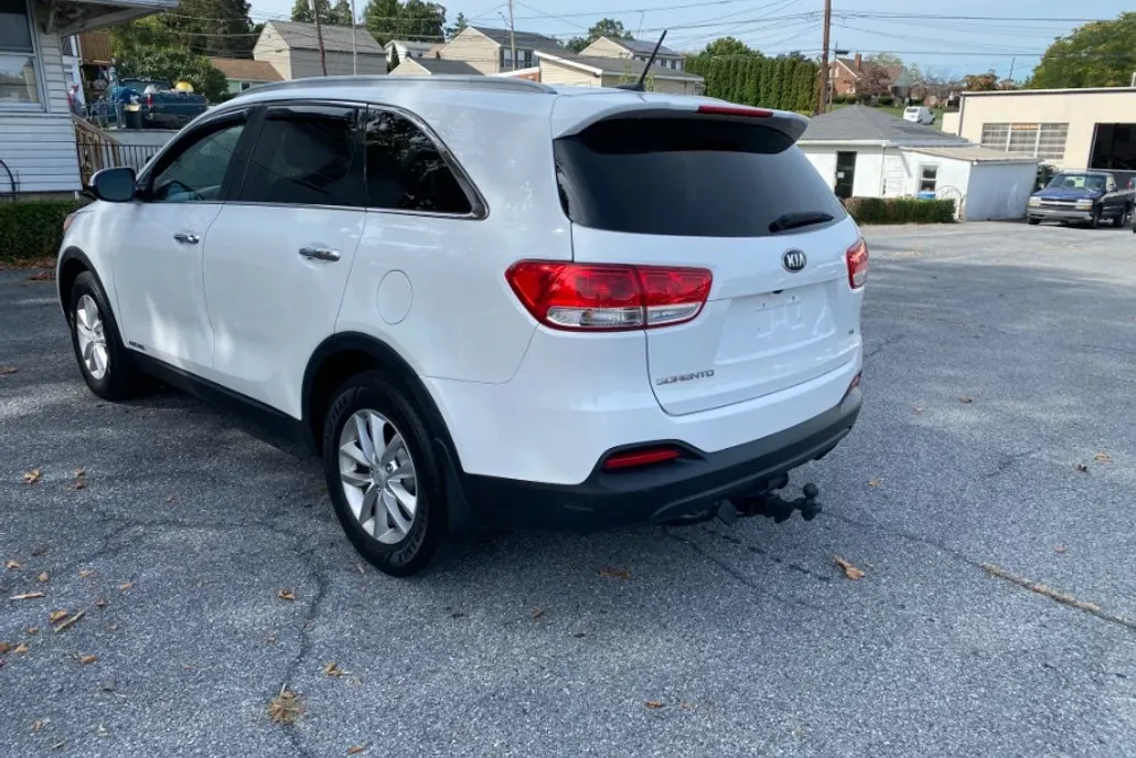 2017 Kia Sorento LX V6 photo 1