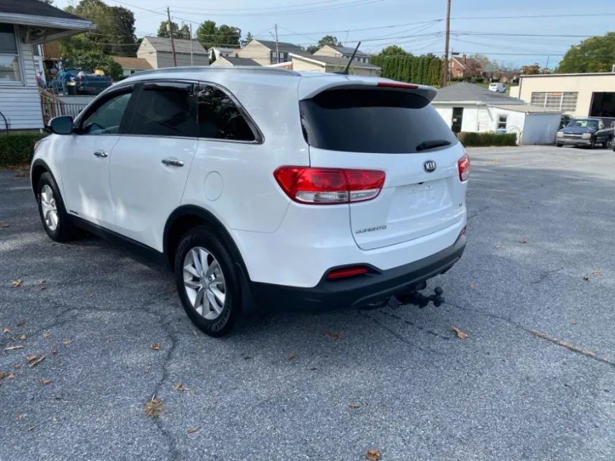 2017 Kia Sorento LX V6 photo 1