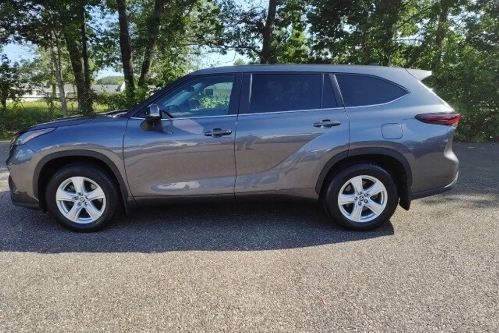 2024 Toyota Highlander LE photo 1