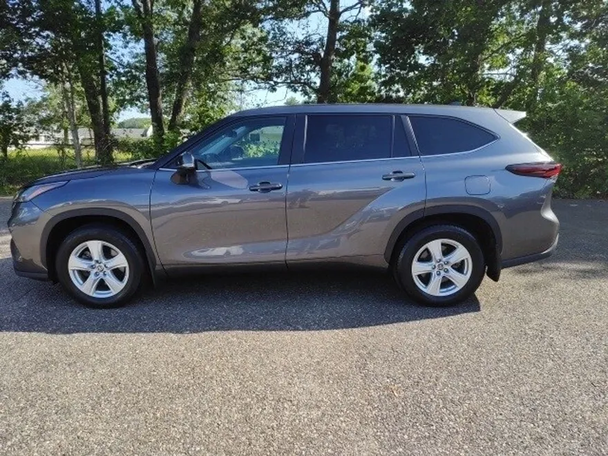 2024 Toyota Highlander LE photo 1