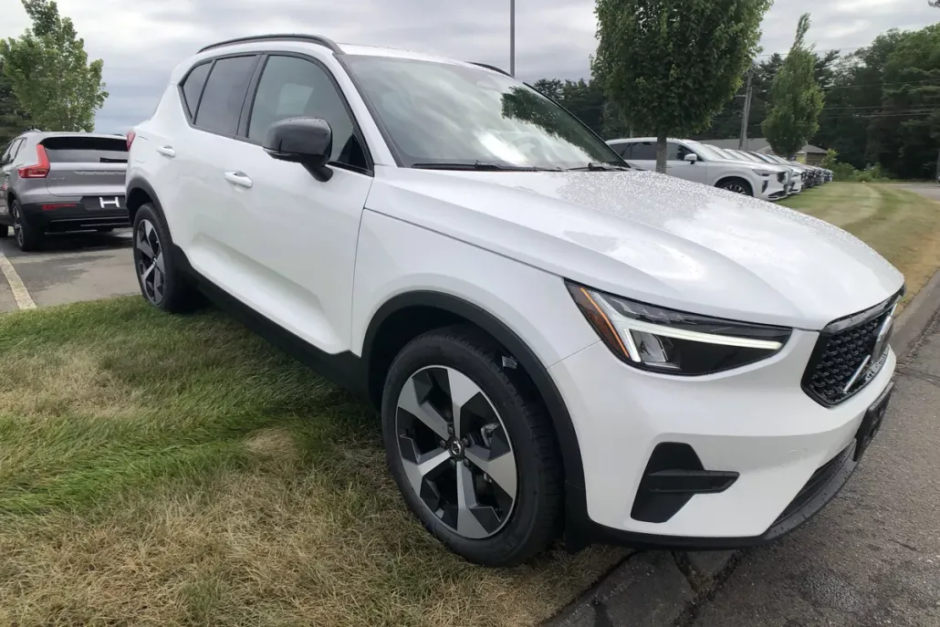 2026 Volvo XC40 Plus photo 1