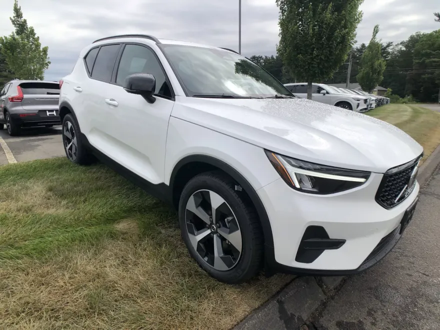 2026 Volvo XC40 Plus photo 1