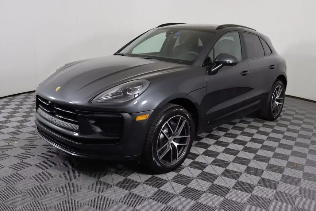 2025 Porsche Macan photo 1
