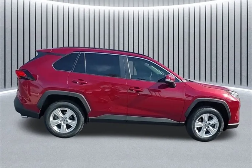 2021 Toyota RAV4 XLE photo 1