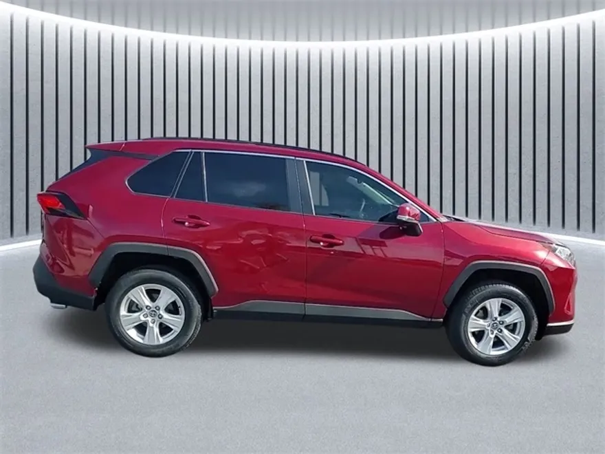 2021 Toyota RAV4 XLE photo 1