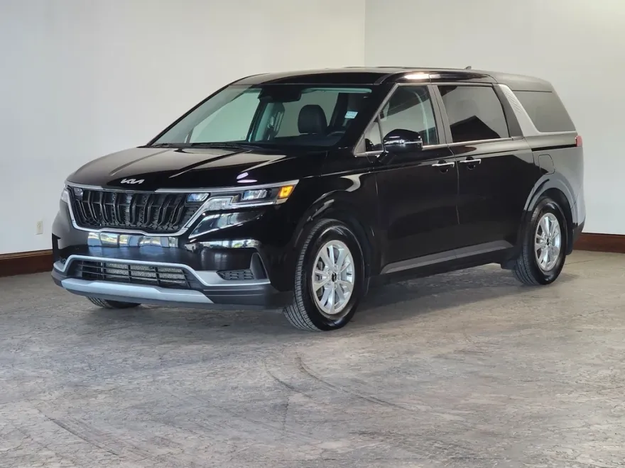 2024 Kia Carnival LX photo 1