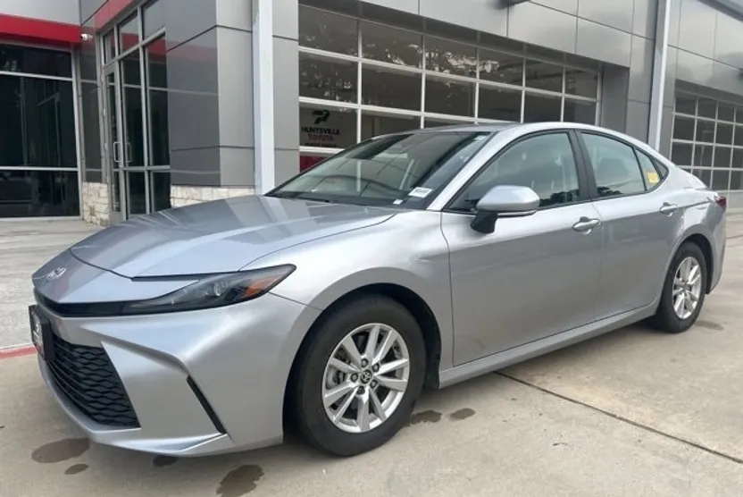 2025 Toyota Camry LE photo 1