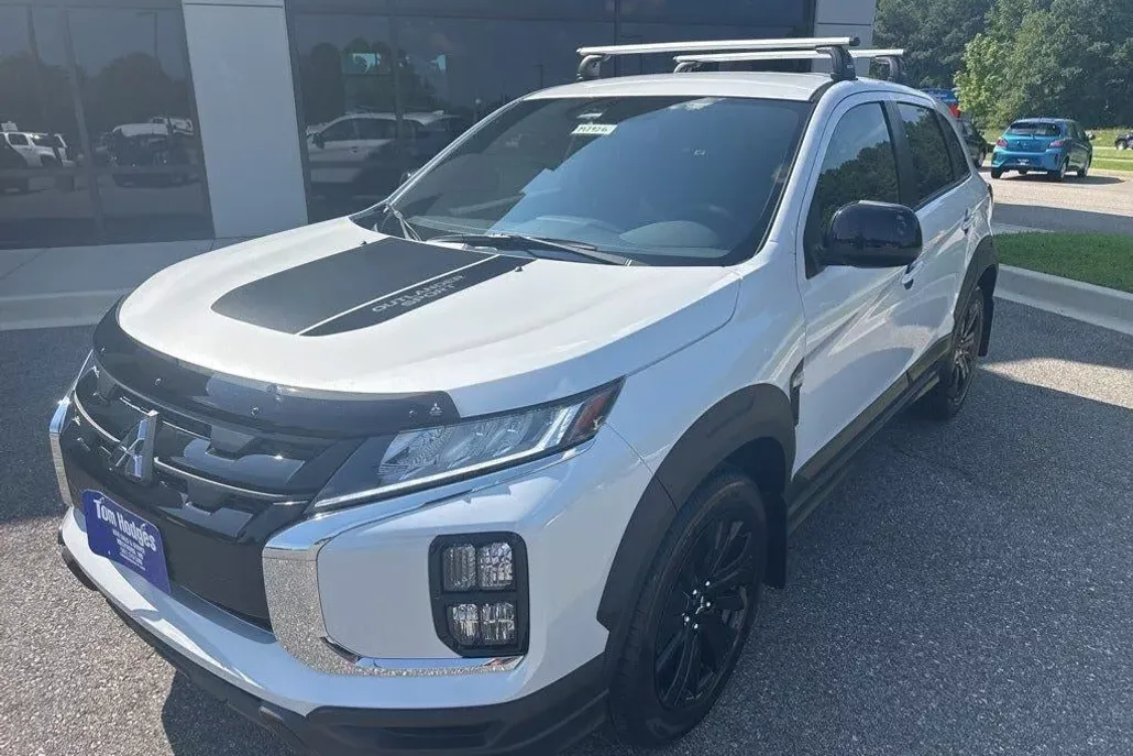 2025 Mitsubishi Outlander Sport LE photo 1