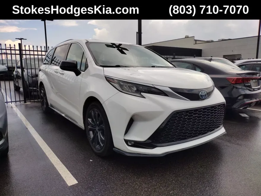 2022 Toyota Sienna XSE photo 1