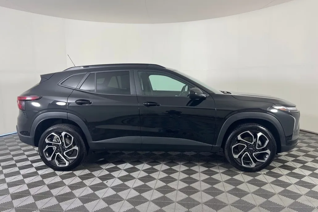 2025 Chevrolet Trax photo 1
