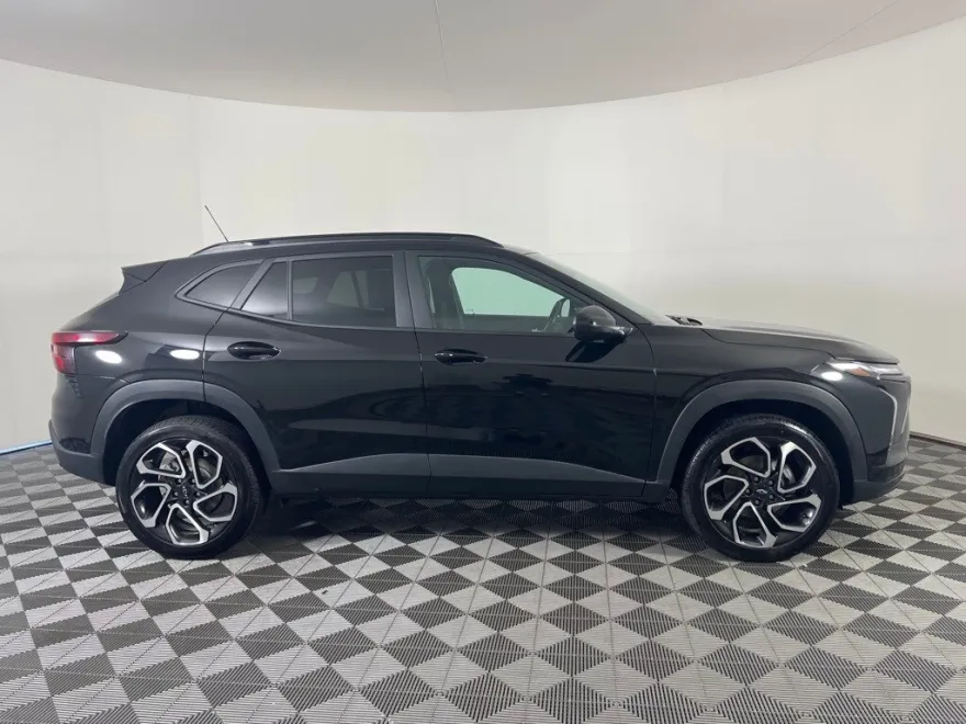 2025 Chevrolet Trax photo 1