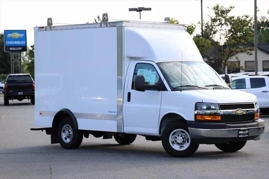 2023 Chevrolet Express Cutaway 3500 photo 1