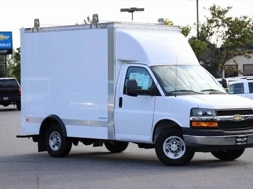 2023 Chevrolet Express Cutaway 3500 photo 1