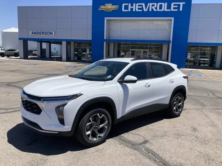 2025 Chevrolet Trax LT photo 1