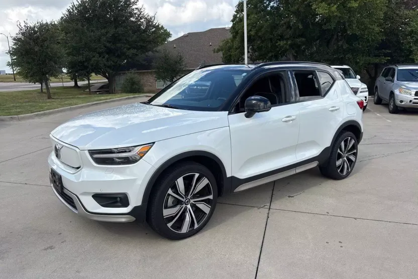 2021 Volvo XC40 Recharge P8 photo 1