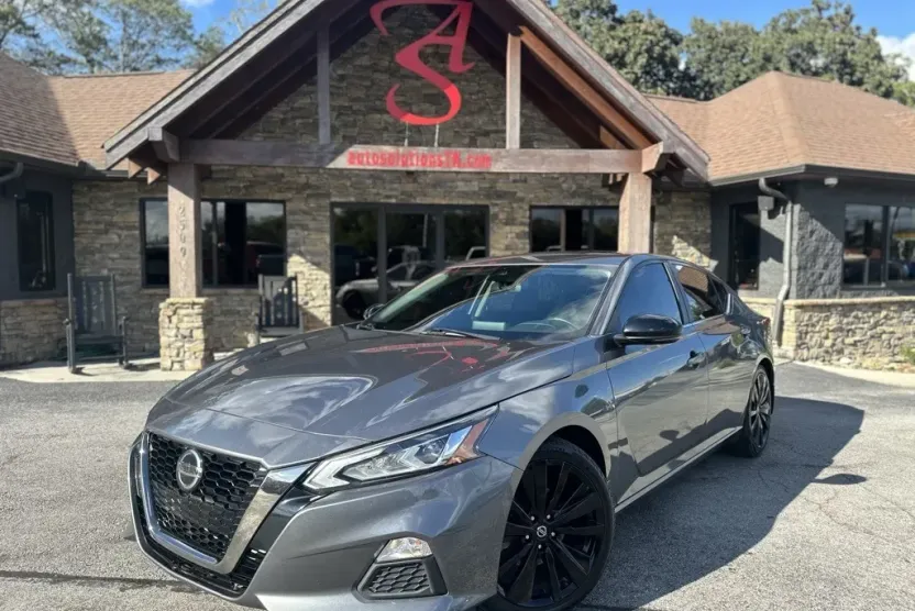 2020 Nissan Altima SR photo 1