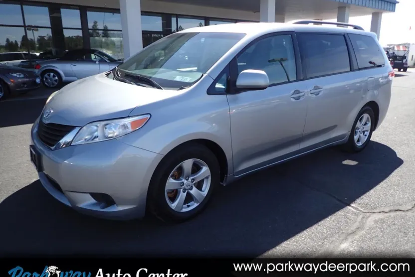 2011 Toyota Sienna LE photo 1