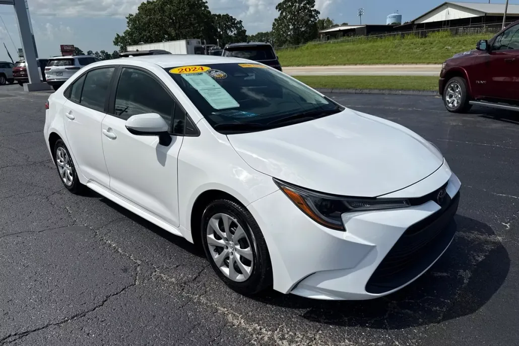 2024 Toyota Corolla LE photo 1
