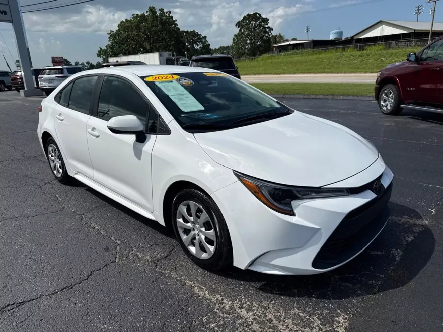 2024 Toyota Corolla LE photo 1