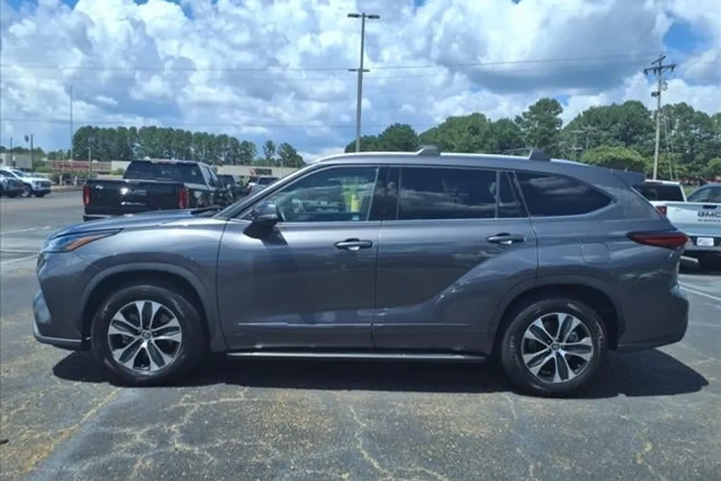 2022 Toyota Highlander XLE photo 1