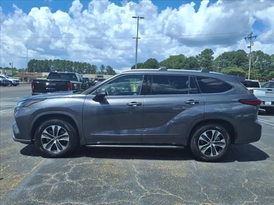 2022 Toyota Highlander XLE photo 1