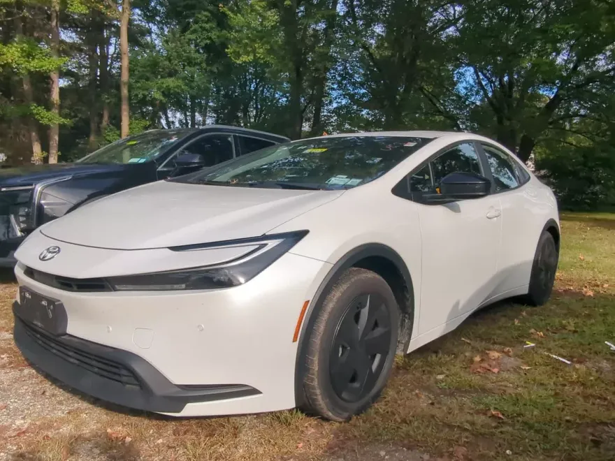 2024 Toyota Prius LE photo 1