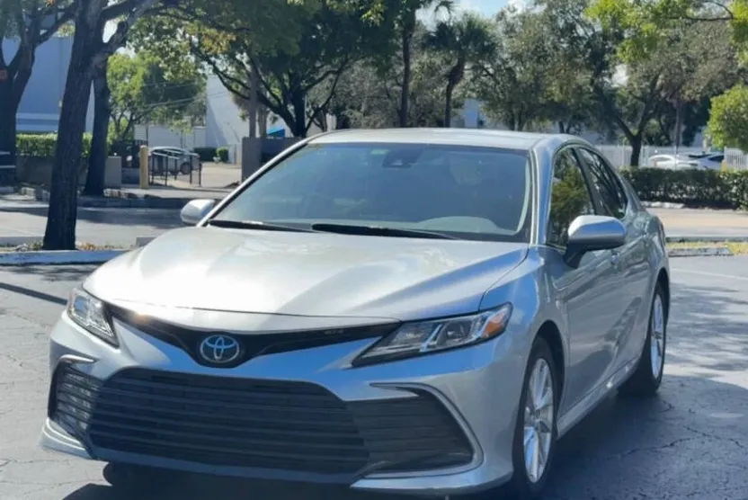 2023 Toyota Camry LE photo 1