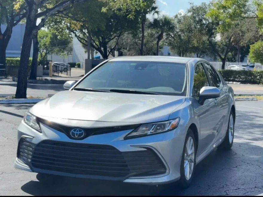 2023 Toyota Camry LE photo 1