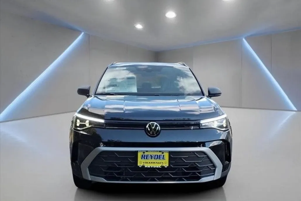 2025 Volkswagen Taos S photo 1