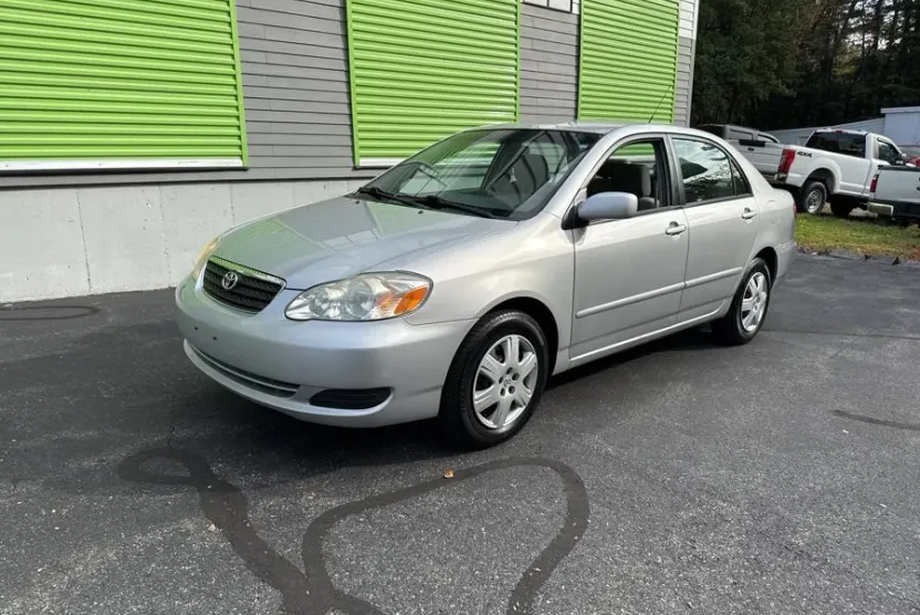 2005 Toyota Corolla CE photo 1