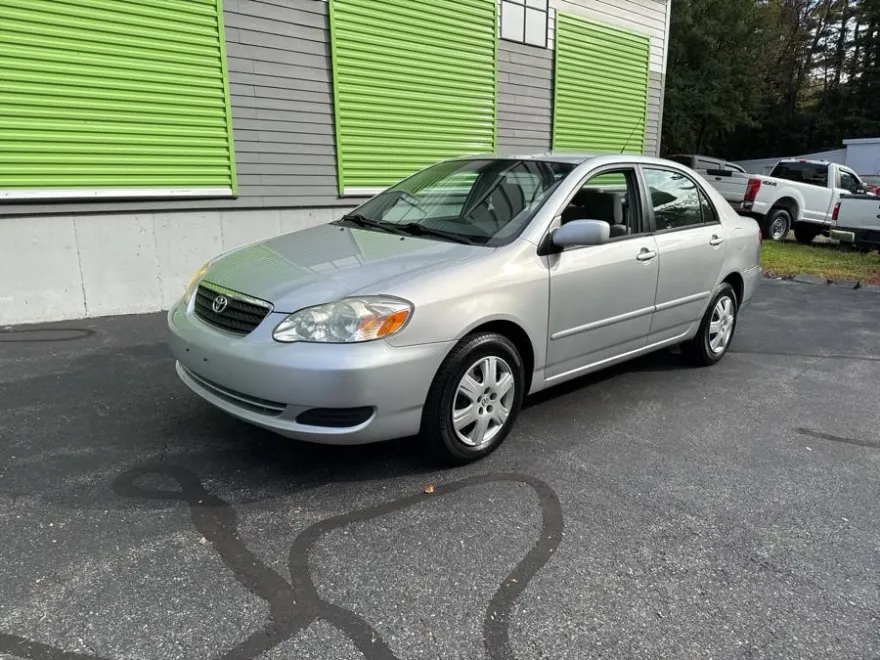2005 Toyota Corolla CE photo 1