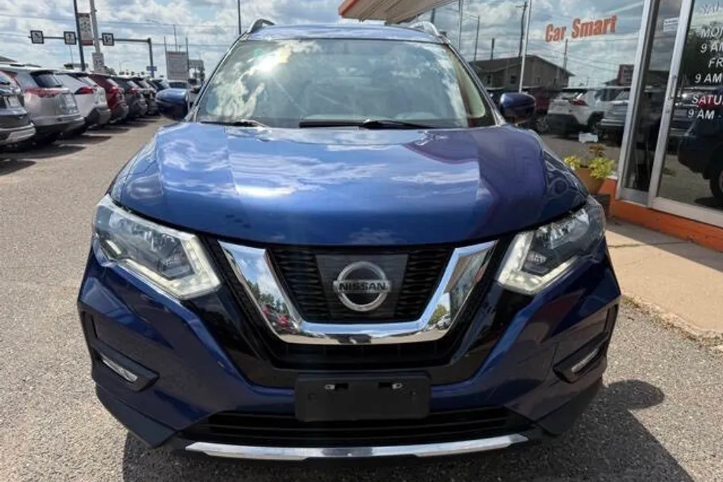 2017 Nissan Rogue SV photo 1
