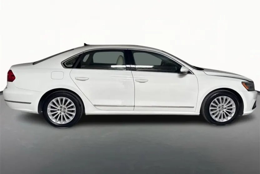 2016 Volkswagen Passat SE photo 1