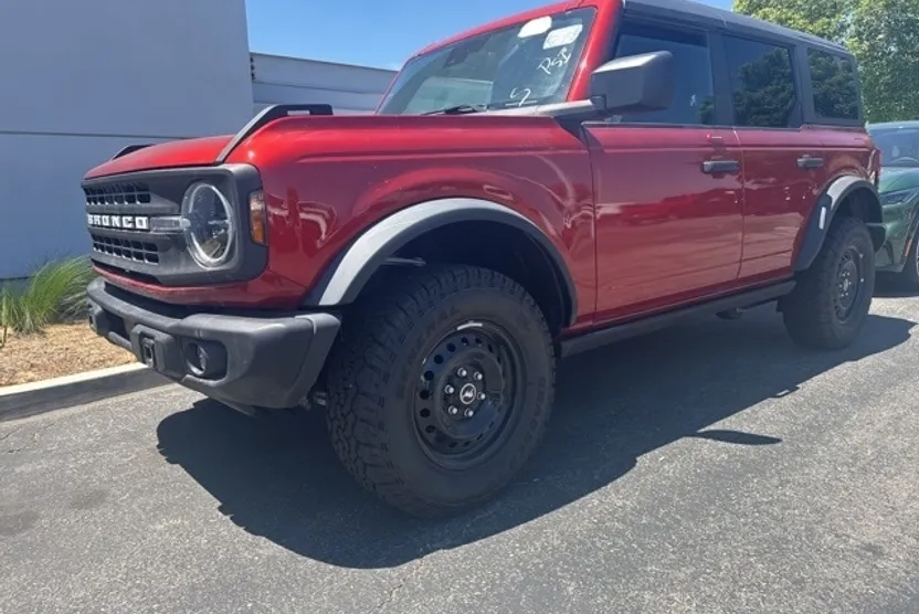 2023 Ford Bronco Black Diamond photo 1