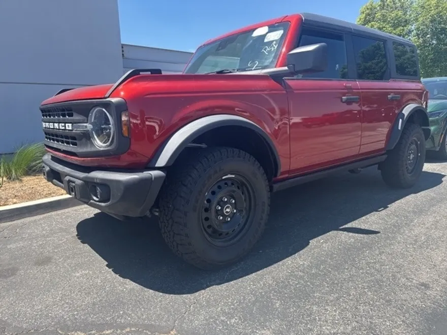 2023 Ford Bronco Black Diamond photo 1