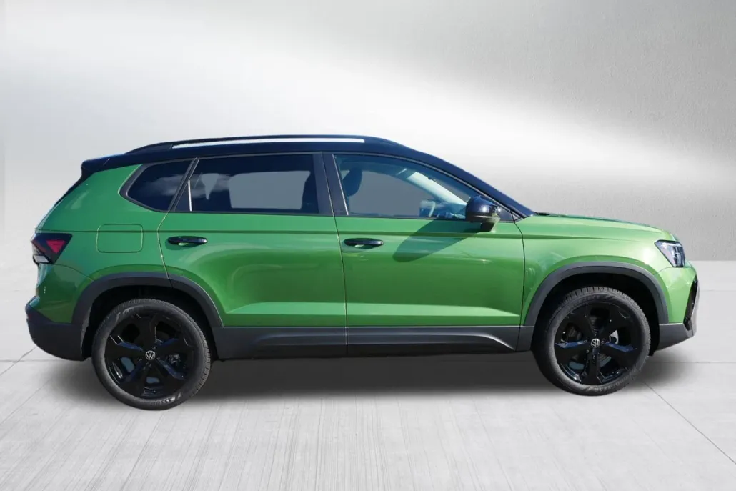 2025 Volkswagen Taos SE photo 1