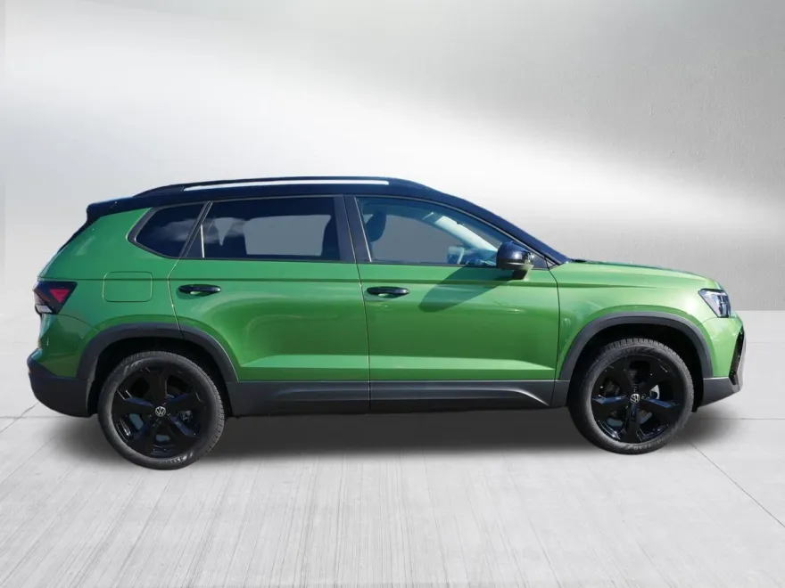 2025 Volkswagen Taos SE photo 1