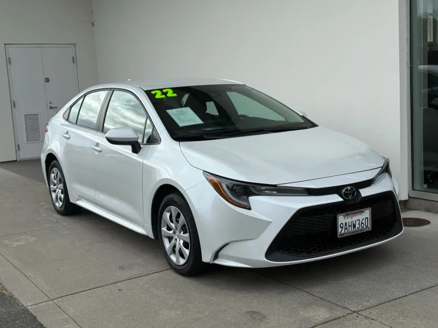 2022 Toyota Corolla LE photo 1