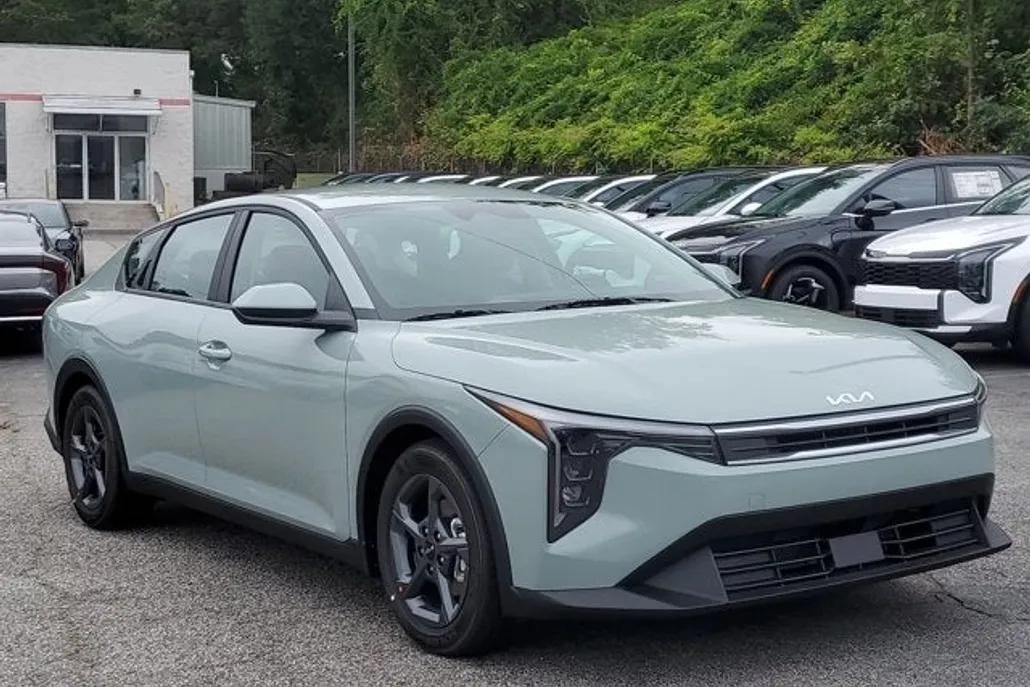 2025 Kia K4 LXS photo 1