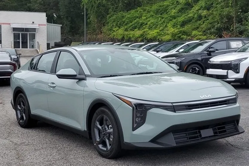 2025 Kia K4 LXS photo 1