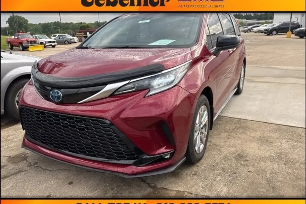 2022 Toyota Sienna XSE photo 1