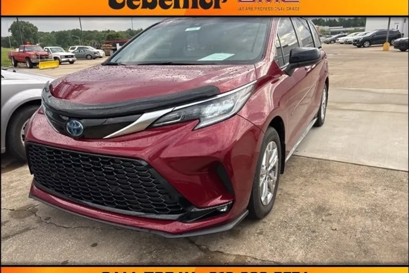 2022 Toyota Sienna XSE photo 1