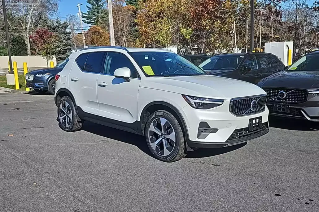 2025 Volvo XC40 Plus photo 1