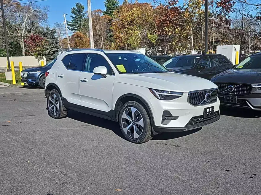 2025 Volvo XC40 Plus photo 1
