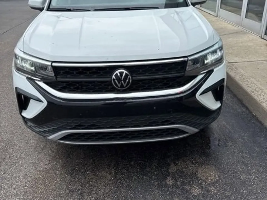 2022 Volkswagen Taos SE photo 1