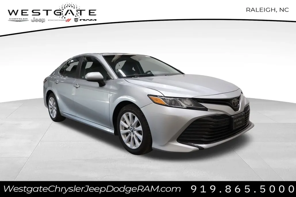 2018 Toyota Camry LE photo 1