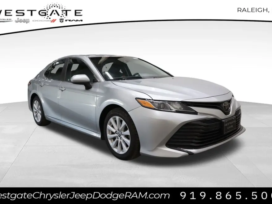 2018 Toyota Camry LE photo 1