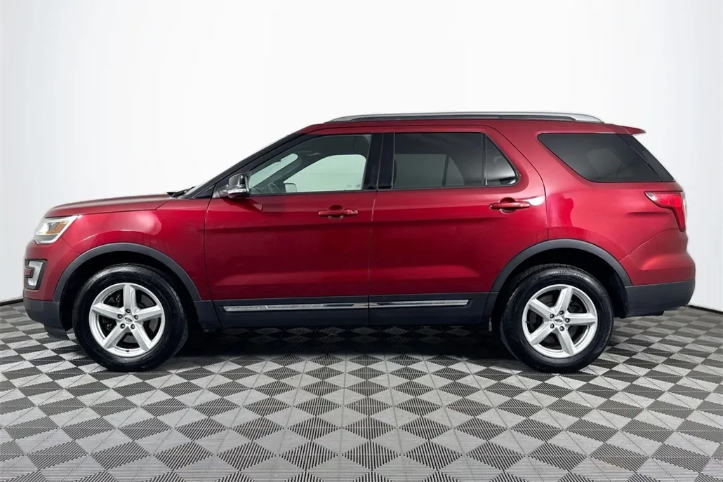 2017 Ford Explorer XLT photo 1