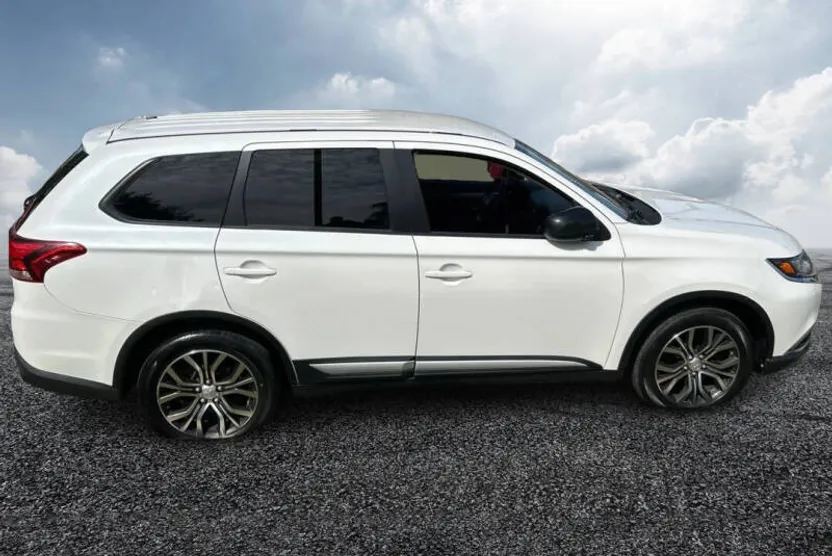 2016 Mitsubishi Outlander ES photo 1